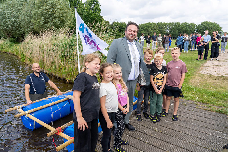 Wethouder Nanning met kinderen BSO Aquaport bij de officiële opening
